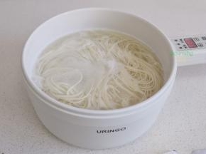 面条煮3分钟左右，很多气泡，这个时候可以加少许冷水，气泡马上下沉，再煮2分钟左右，面条煮熟。