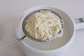 煮熟的面条捞出，过凉白开水，过水让面条更劲道顺滑。但是不能直接过冷水哦，需要烧开的凉白开水，因为不会再煮，所以要用煮沸的水放凉。