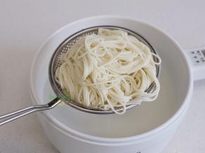 煮熟的面条捞出，过凉白开水，过水让面条更劲道顺滑。但是不能直接过冷水哦，需要烧开的凉白开水，因为不会再煮，所以要用煮沸的水放凉。