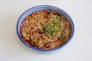 加入350ml的沸水，再次搅拌均匀，最后放盐焗黄豆粒、香葱。一碗热乎乎的重庆小面就做好了，味道弄好，太好吃了。