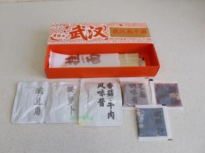 打开热干面的盒子，里面有90克挂面、香菇牛肉风味酱、酸豆角、腌萝卜、芝麻调味酱、辣椒油、调味汁。这个配菜里增加了牛肉酱，味道醇香，更好吃。