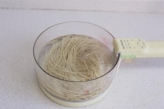 水煮沸之后，放入面条，并且搅拌松散，不要让面条成坨，煮面条过程如有太多泡沫，可以加少许冷水，快速冷却，这样就不会溢出。