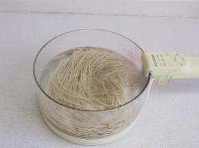 水煮沸之后，放入面条，并且搅拌松散，不要让面条成坨，煮面条过程如有太多泡沫，可以加少许冷水，快速冷却，这样就不会溢出。