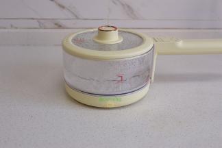 煮锅倒入适量的水，盖上盖子，煮沸。如果家里没有电煮锅，也可以不同的煤气灶或电磁炉。