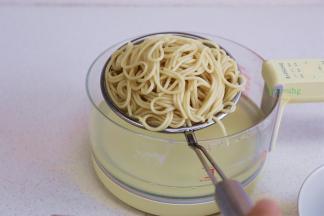 面条煮熟，捞出，过凉白开水，面条可以快速冷却，劲道香滑。记住是煮沸的凉白开水，不是冷水，因为面条不会再煮，不能直接用冷水。