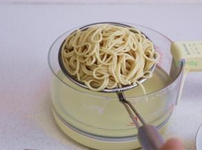 面条煮熟，捞出，过凉白开水，面条可以快速冷却，劲道香滑。记住是煮沸的凉白开水，不是冷水，因为面条不会再煮，不能直接用冷水。