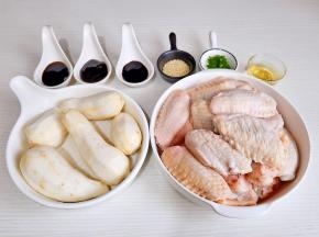 准备食材，芋艿去皮洗净切片。