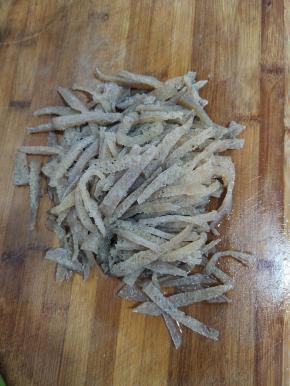 魔芋买回来，放在冰箱冷冻一天一夜！取出来解冻，再切成筷子粗细的条备用！