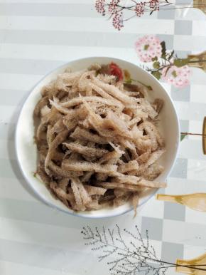 切好的魔芋条清洗干净，挤干水分备用！