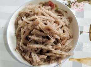 切好的魔芋条清洗干净，挤干水分备用！