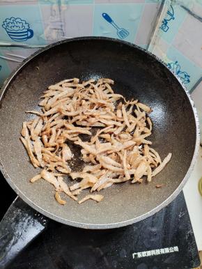 起锅烧油，放入魔芋条，炒干水份！魔芋条微焦的状态！这样做出来的魔芋爽才更有嚼劲儿！