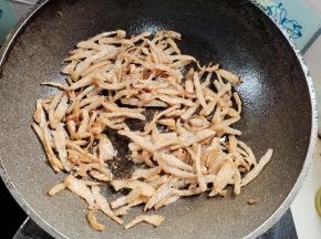 起锅烧油，放入魔芋条，炒干水份！魔芋条微焦的状态！这样做出来的魔芋爽才更有嚼劲儿！