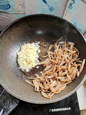 放入蒜末，姜末爆香！