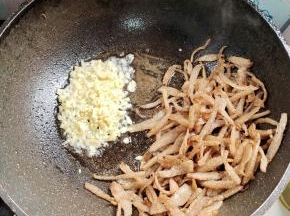 放入蒜末，姜末爆香！