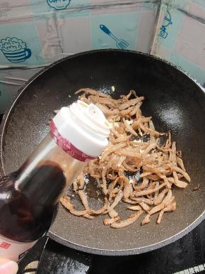 放入两勺生抽，翻炒均匀！
