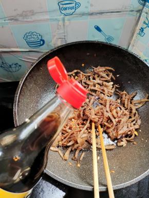 放入一勺香醋，去除魔芋里面的碱味儿！