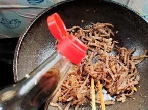 放入一勺香醋，去除魔芋里面的碱味儿！