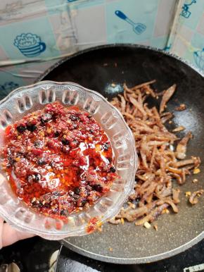 放入一勺蒜香豆豉辣椒酱翻炒均匀！