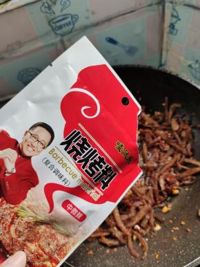 放入适量的麻辣烧烤料翻炒均匀！
