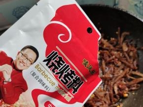 放入适量的麻辣烧烤料翻炒均匀！