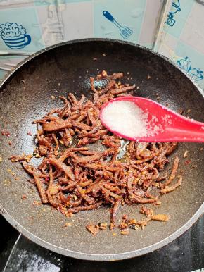 放入一小勺白糖翻炒均匀，提鲜，又可以中合里面的辣味儿！