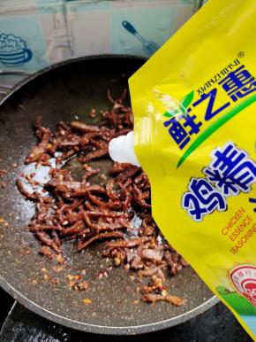 放入一勺鸡精翻炒均匀！