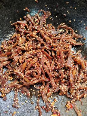 起锅前放入适量的熟白芝麻翻拌均匀即可！