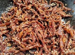 起锅前放入适量的熟白芝麻翻拌均匀即可！