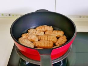 起油锅，摆入鸡翅。