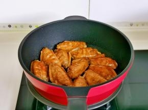 煎至两面金黄盛出备用。