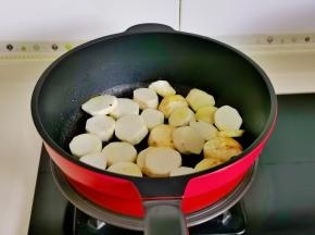 倒入芋艿片煎至金黄。