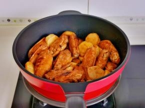 摆入煎好的鸡翅，倒入腌制鸡翅的照烧汁，加水烧开转中火煮熟。