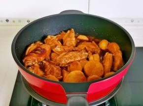 按个人口味加入盐，大火收汁至浓稠，留点汤汁更好吃。