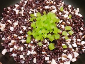 加入青笋丁炒几分钟