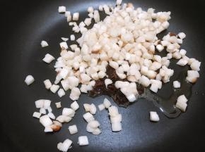 加入杏鲍菇丁翻炒