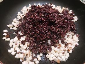 倒入糙米饭翻炒均匀