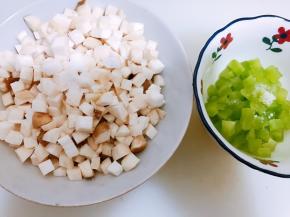 未免炒的时候蔬菜出水，分别在杏鲍菇和青笋丁里加入少许盐腌制出水，再挤干水分备用