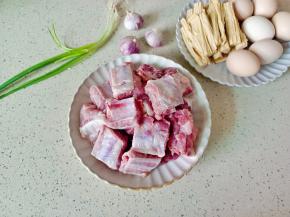 新鲜的排骨剁成寸段，鸡蛋煮熟备用，腐竹提前浸泡。