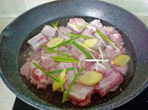 排骨冷水下锅，加葱姜，料酒去腥。