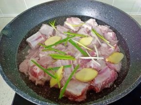 排骨冷水下锅，加葱姜，料酒去腥。