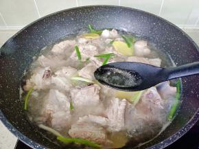 开大火焯水，焯水期间撇去浮沫。