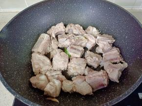 焯好水的排骨清洗干净，控干水分，锅里葱姜爆香，下排骨翻炒。