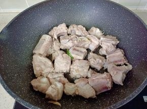 焯好水的排骨清洗干净，控干水分，锅里葱姜爆香，下排骨翻炒。