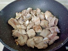 翻炒至排骨表面微黄。