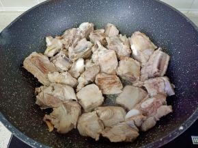 翻炒至排骨表面微黄。