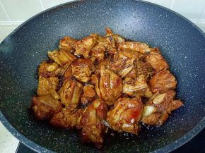 把调味料翻炒均匀。