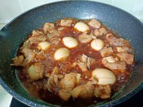 加入一碗热水，放入鸡蛋【鸡蛋记得各划三下】开大火煮开转小火炖45分钟左右。