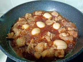 加入一碗热水，放入鸡蛋【鸡蛋记得各划三下】开大火煮开转小火炖45分钟左右。