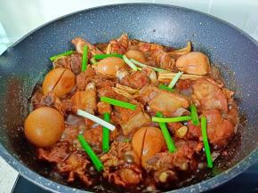 炖至汤汁差不多时加入腐竹一起炖，待汤汁浓稠时开大火收汁，撒葱段即可关火。