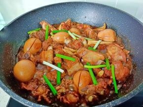 炖至汤汁差不多时加入腐竹一起炖，待汤汁浓稠时开大火收汁，撒葱段即可关火。